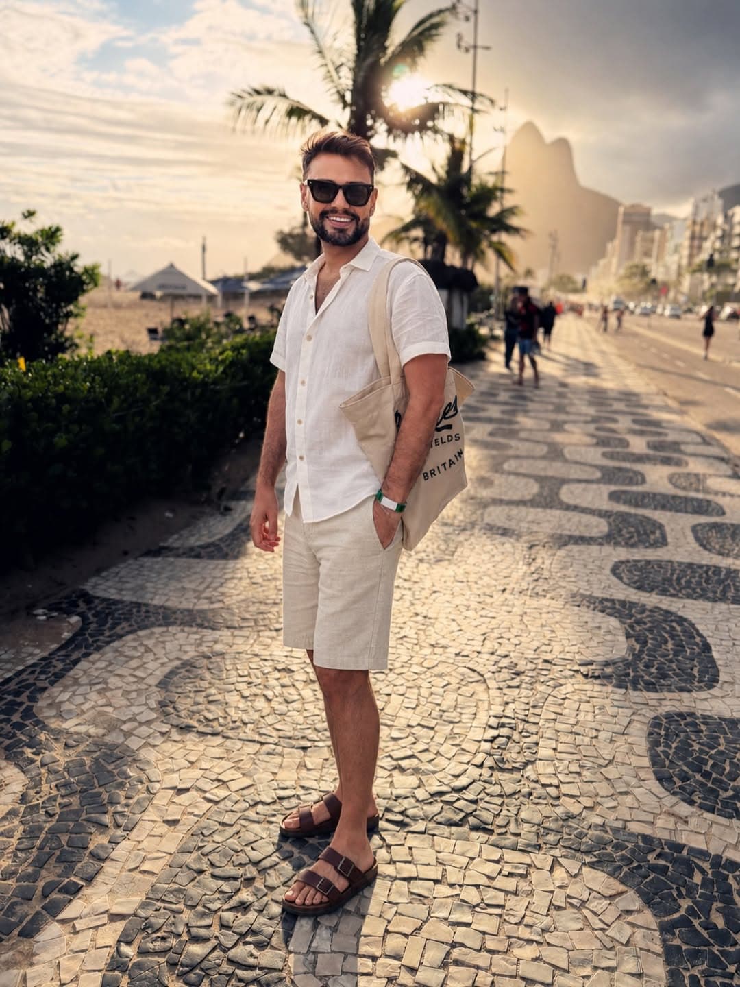 Alê Vazz, anfitrião do Copa Rio Lux, no calçadão de Copacabana